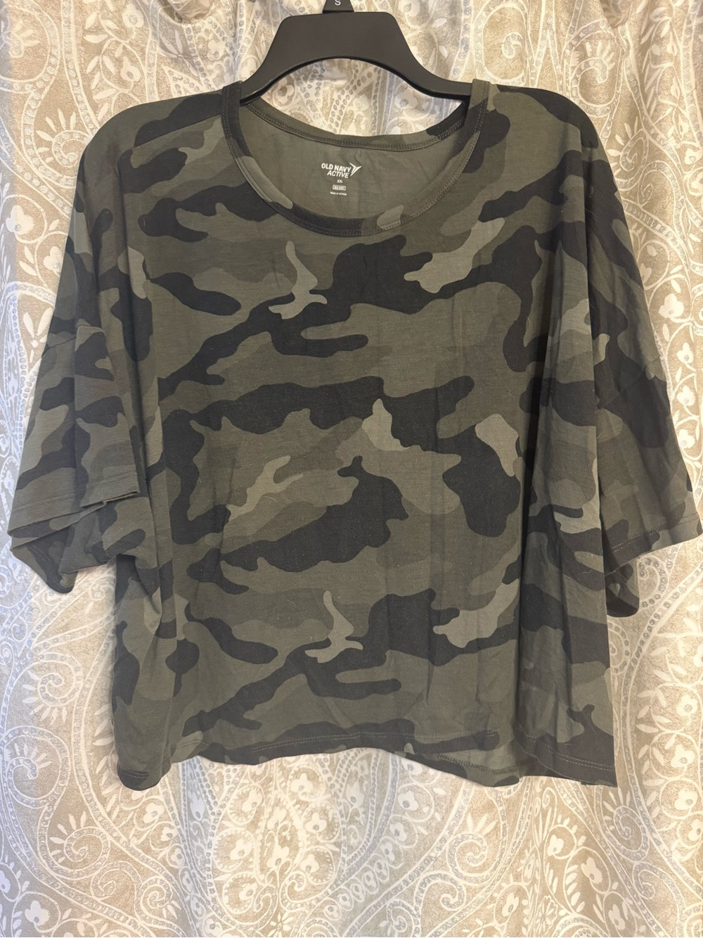 Old Navy Active Olive and Black Camo Cropped Tee